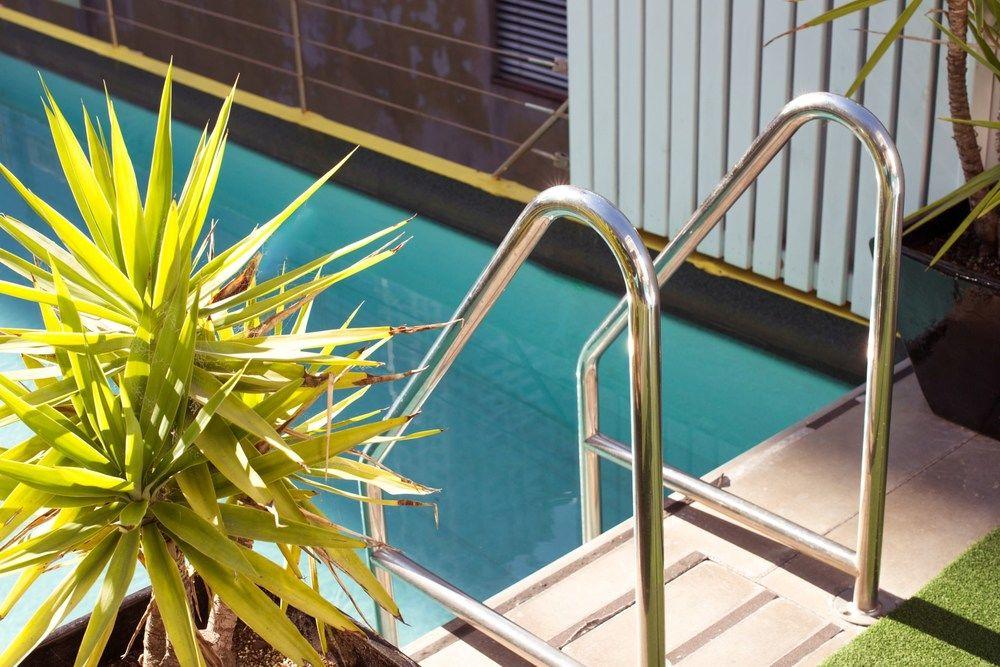 Adelphi Hotel Melbourne Ngoại thất bức ảnh A pool ladder