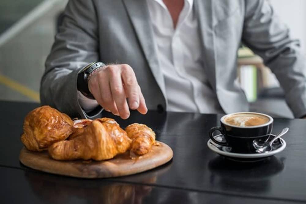 Adelphi Hotel Melbourne Ngoại thất bức ảnh A man with a coffee and a pastry