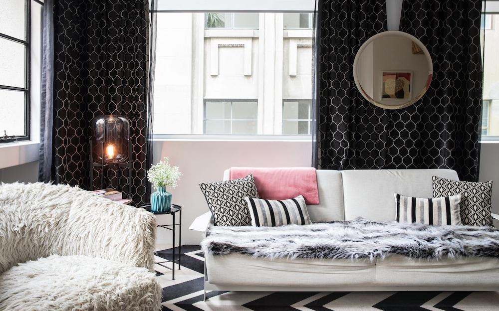 Adelphi Hotel Melbourne Ngoại thất bức ảnh A living room with a black and white chequered floor
