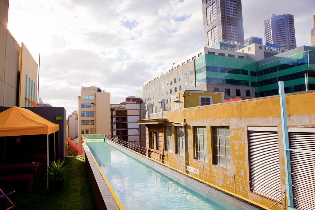 Adelphi Hotel Melbourne Ngoại thất bức ảnh The pool at the rooftop of the Standard East Village